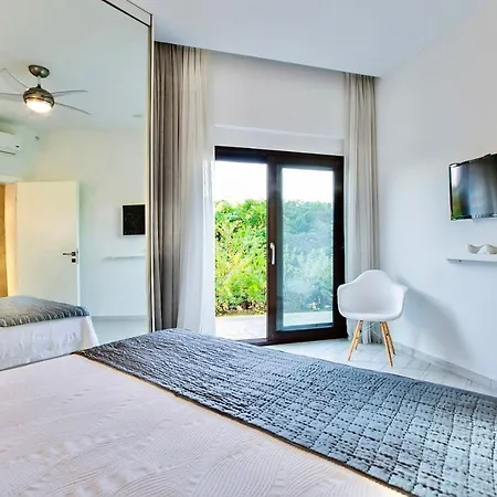 Urania Sani Villas *